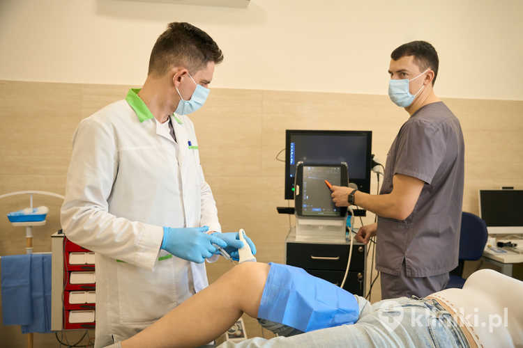 Punkcja stawu, przeprowadzona pod kontrolą USG, charakteryzuje się wysoką precyzją i minimalnym ryzykiem powikłań