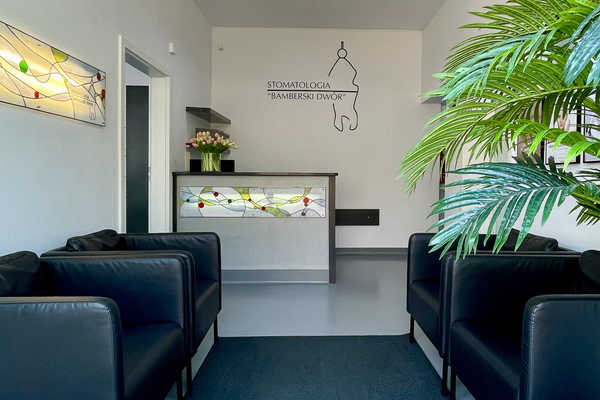 Wejście do gabinetu Stomatologia Bamberski Dwór na Jeżycach w Poznaniu