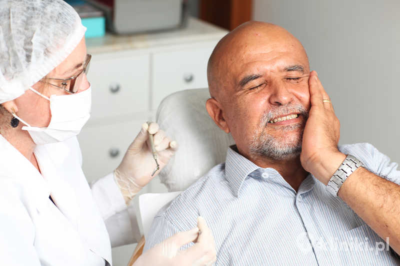 Ekstrakcja zęba ósmego jest często konieczna, gdy ząb rośnie pod niewłaściwym kątem i powoduje ból lub stan zapalny