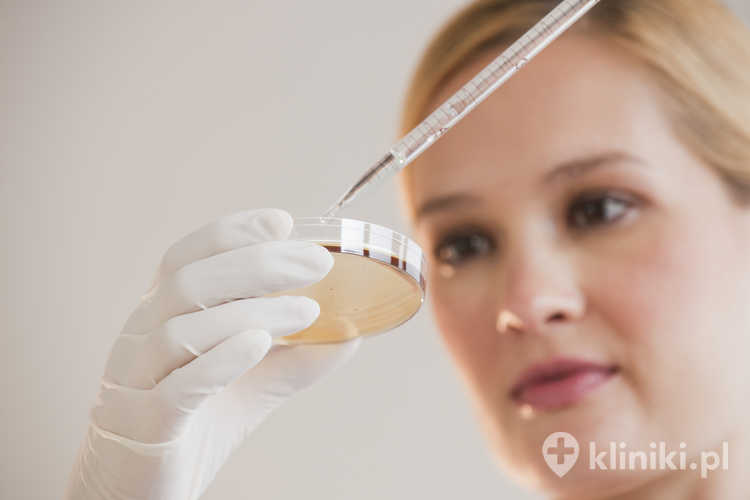 Łagodne i złośliwe zmiany skórne mogą mieć podobny wygląd zewnętrzny, dlatego ich rozróżnienie często wymaga badania dermatoskopowego lub histopatologicznego