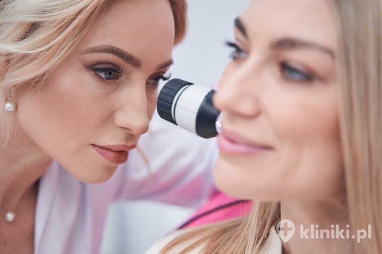 Łagodne zmiany skórne, takie jak włókniaki, brodawki czy znamiona barwnikowe, zazwyczaj nie stanowią zagrożenia dla zdrowia i mają ograniczony wzrost