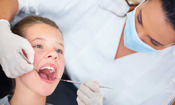 Lakowanie zębów jest bezbolesne, szybkie i może być wykonywane zarówno u dzieci, jak i u dorosłych, jeśli bruzdy zębowe są głębokie