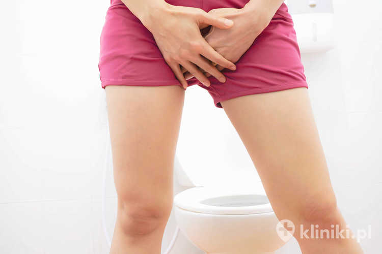 Leczenie nietrzymania moczu u kobiet taśmą TVT polega na wprowadzeniu podcewkowej taśmy, która wspiera cewkę moczową i zapobiega jej niekontrolowanemu otwieraniu