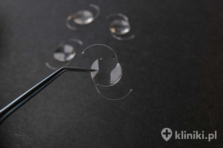 Po zabiegu usunięcia zaćmy należy unikać wysiłku fizycznego oraz pochylania się, aby nie zwiększać ciśnienia w gałce ocznej