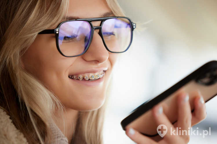 Przebarwienia ligatur w aparacie ortodontycznym powstają najczęściej w wyniku kontaktu z barwiącymi produktami spożywczymi, takimi jak kawa, herbata, czerwone wino czy curry