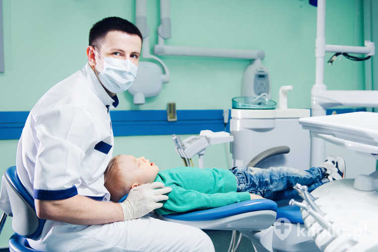 Zabieg lakowania zębów polega na wypełnieniu bruzd i zagłębień specjalnym materiałem ochronnym, który zapobiega odkładaniu się bakterii i resztek pokarmu