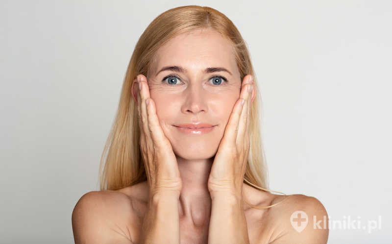 Zabieg modelowania policzków implantami jest szczególnie polecany osobom z zapadniętymi policzkami lub utratą objętości tkanek spowodowaną procesem starzenia Zabieg modelowania policzków implantami jest szczególnie polecany osobom z zapadniętymi policzkami lub utratą objętości tkanek spowodowaną procesem starzenia