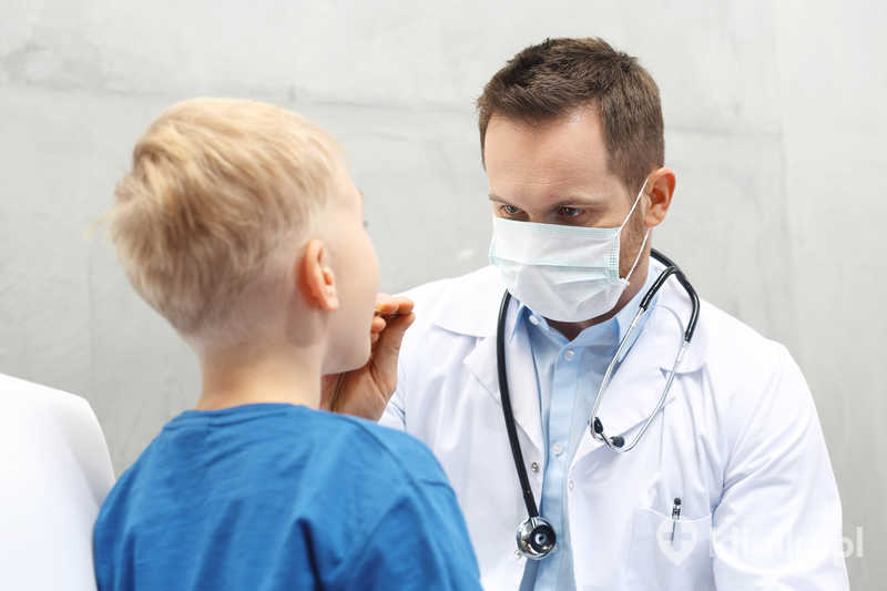 Zabieg zmniejszenia migdałków podniebiennych jest szczególnie polecany u dzieci, u których przerost migdałków utrudnia oddychanie lub połykanie Zabieg zmniejszenia migdałków podniebiennych jest szczególnie polecany u dzieci, u których przerost migdałków utrudnia oddychanie lub połykanie