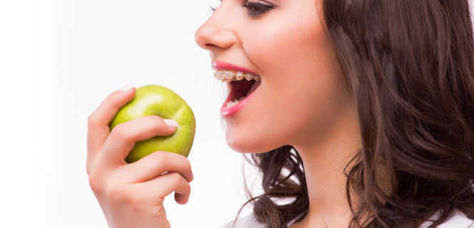 Czy aparat ortodontyczny przeszkadza w jedzeniu?