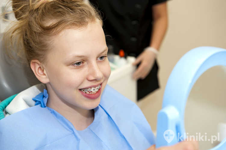 Jak łagodzić ból aparatu ortodontycznego