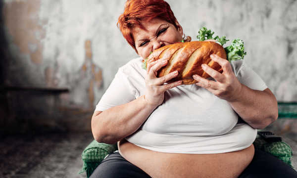 Objadająca się otyła kobieta