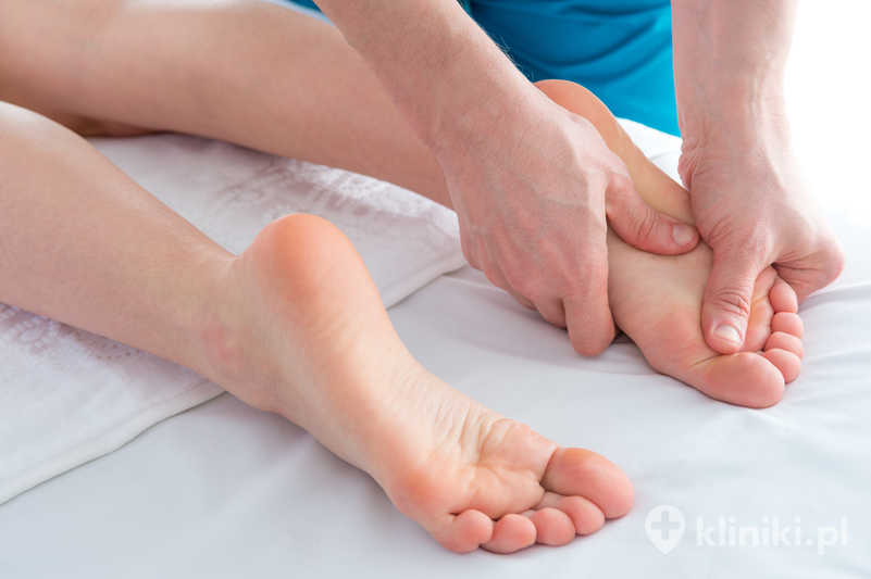 Operacja palca młoteczkowatego stopy wykonywana jest najczęściej w znieczuleniu miejscowym i trwa około 30–60 minut Operacja palca młoteczkowatego stopy wykonywana jest najczęściej w znieczuleniu miejscowym i trwa około 30–60 minut