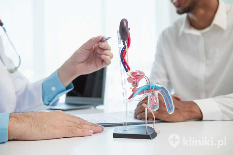 Procedura implantacji protezy prącia wykorzystuje układ składający się z cylindrów, pompki umieszczonej w mosznie oraz zbiornika z płynem, co pozwala na naturalne odwzorowanie mechanizmu wzwodu