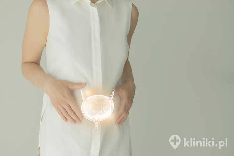 Przyczyny nietrzymania moczu u kobiet często wiążą się z osłabieniem mięśni dna miednicy po porodach, operacjach ginekologicznych lub w okresie menopauzy