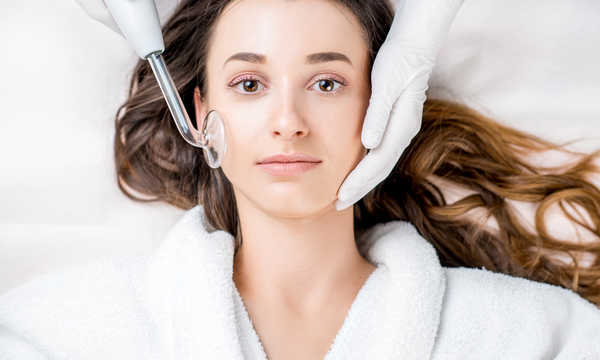 Terapia prądami wysokiej częstotliwości pomaga redukować stany zapalne, dzięki czemu bywa stosowana przy trądziku oraz podrażnieniach skóry