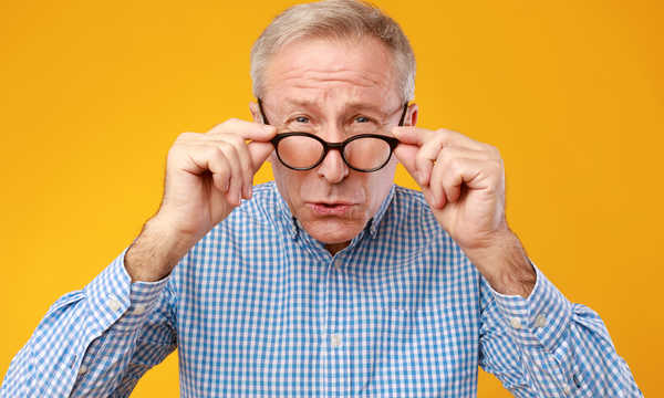 Usunięcie zaćmy i starczowzroczności jedną operacją to nowoczesna metoda, która pozwala jednocześnie przywrócić klarowność widzenia i zniwelować potrzebę noszenia okularów do bliży