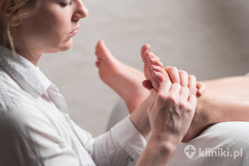 Zabieg operacyjny palca młoteczkowatego może obejmować przecięcie lub wydłużenie ścięgna, usunięcie fragmentu kości bądź zastosowanie implantów stabilizujących Zabieg operacyjny palca młoteczkowatego może obejmować przecięcie lub wydłużenie ścięgna, usunięcie fragmentu kości bądź zastosowanie implantów stabilizujących