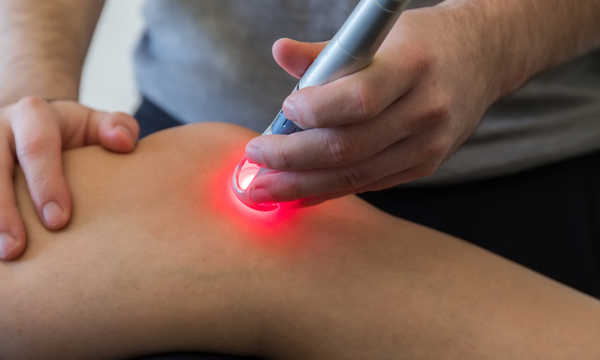 Laser biostymulacyjny wysokoenergetyczny oddziałuje na komórki poprzez dostarczanie energii świetlnej, która pobudza procesy regeneracyjne