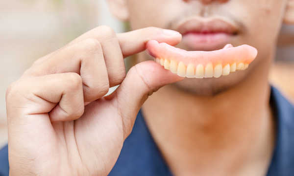 Proteza całkowita nylonowa jest lekkim i elastycznym uzupełnieniem stosowanym u pacjentów bezuzębnych Proteza całkowita nylonowa jest lekkim i elastycznym uzupełnieniem stosowanym u pacjentów bezuzębnych