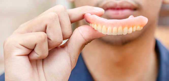 Proteza całkowita nylonowa