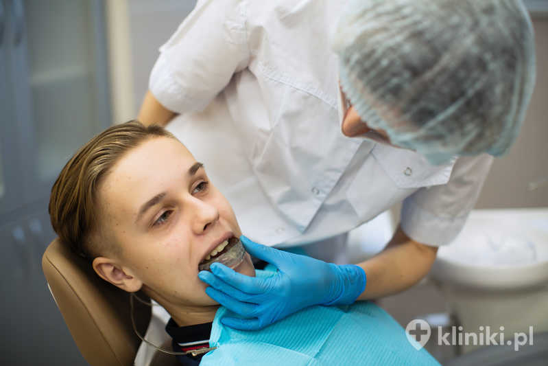 Szyna relaksacyjna miękka jest elastyczna, dzięki czemu dobrze dopasowuje się do łuku zębowego i zapewnia komfort noszenia Szyna relaksacyjna miękka jest elastyczna, dzięki czemu dobrze dopasowuje się do łuku zębowego i zapewnia komfort noszenia