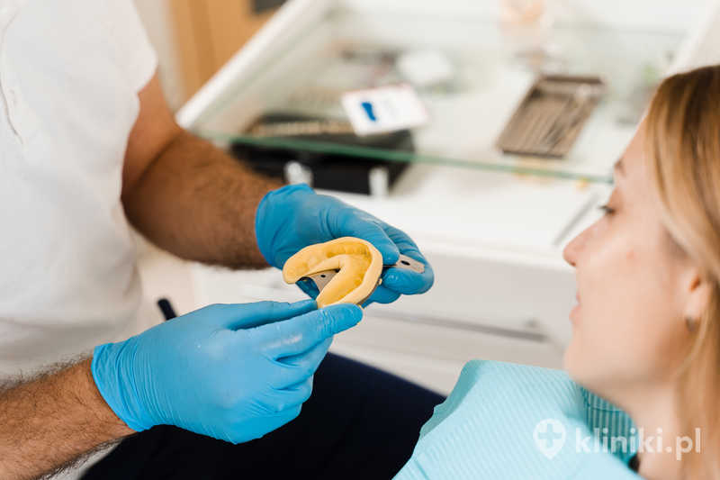 Szyna relaksacyjna miękka stosowana jest głównie na noc, aby odciążyć stawy skroniowo-żuchwowe Szyna relaksacyjna miękka stosowana jest głównie na noc, aby odciążyć stawy skroniowo-żuchwowe