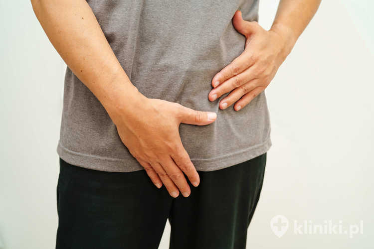 Ból związany z przepukliną często nasila się podczas kaszlu, dźwigania lub dłuższego stania