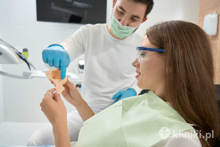 Implanty zygomatyczne kotwiczą się w kości jarzmowej, co zapewnia stabilność nawet przy braku podparcia w szczęce