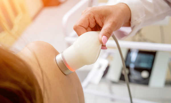 Terapia ultradźwiękami wykorzystuje fale dźwiękowe o wysokiej częstotliwości do stymulacji tkanek Terapia ultradźwiękami wykorzystuje fale dźwiękowe o wysokiej częstotliwości do stymulacji tkanek