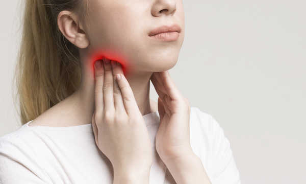 Usunięcie migdałków podniebiennych laserem może powodować mniejszy ból pooperacyjny, co ułatwia szybki powrót do codziennych aktywności.