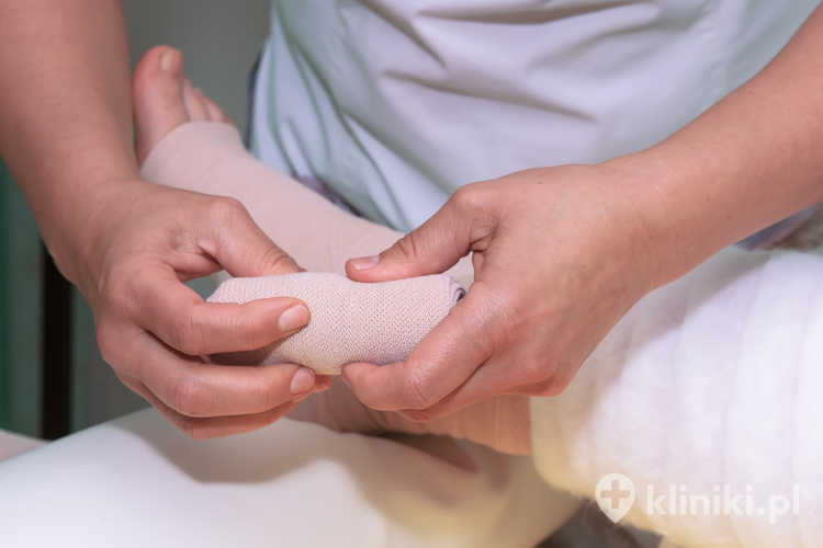 Wyroby uciskowe w profilaktyce żylaków nóg zaleca się osobom długo stojącym lub siedzącym w pracy