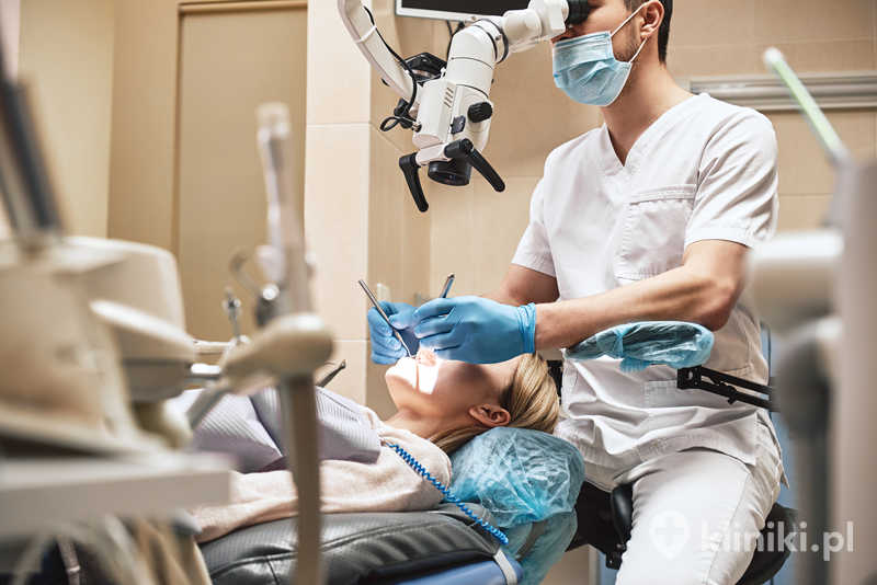 Powtórne leczenie kanałowe pod mikroskopem zwiększa szanse na uratowanie zęba, zwłaszcza gdy pojawił się nawrót stanu zapalnego Powtórne leczenie kanałowe pod mikroskopem zwiększa szanse na uratowanie zęba, zwłaszcza gdy pojawił się nawrót stanu zapalnego