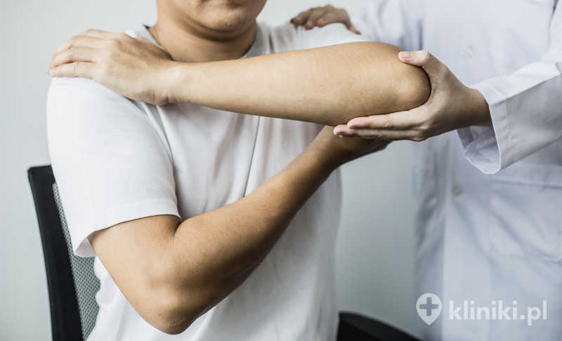 Profesjonalny fizjoterapeuta wykonuje ćwiczenia rozciągające z pacjentem, pacjent ma dysfunkcję mięśni wynikającą z ciężkiej pracy Profesjonalny fizjoterapeuta wykonuje ćwiczenia rozciągające z pacjentem, pacjent ma dysfunkcję mięśni wynikającą z ciężkiej pracy