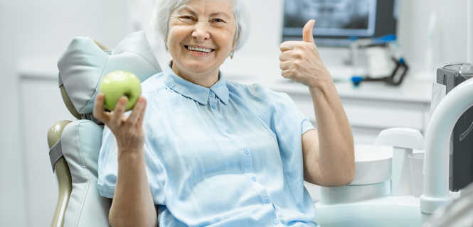 Co lepsze przy bezzębiu: proteza na implantach czy praca stała?