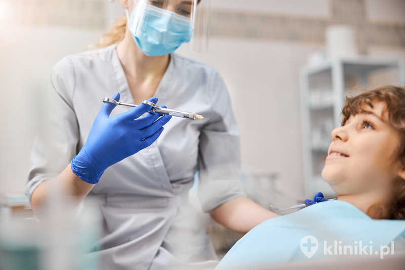 Znieczulenia w stomatologii są dobierane indywidualnie, w zależności od rodzaju zabiegu oraz stanu zdrowia pacjenta Znieczulenia w stomatologii są dobierane indywidualnie, w zależności od rodzaju zabiegu oraz stanu zdrowia pacjenta