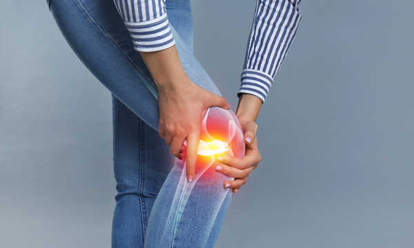 Funkcjonowanie z protezą kolana umożliwia powrót do większości aktywności dnia codziennego, w tym chodzenia i rekreacyjnego sportu