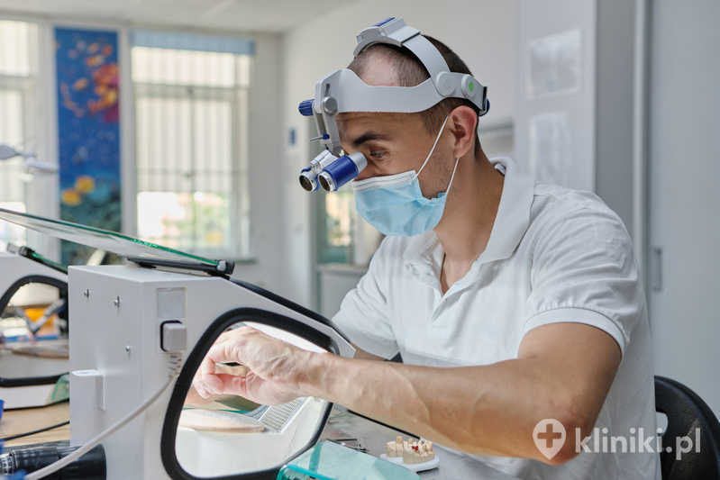 Korona porcelanowa pełnoceramiczna może być wykonana na bazie nowoczesnych materiałów ceramicznych, takich jak cyrkon lub disilikat litu