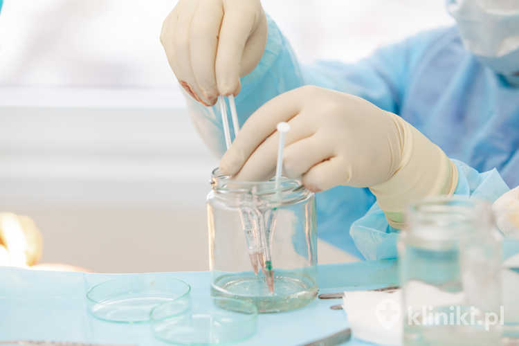 Przeszczep włosów metodą S.A.F.E.R. pozwala na skrócenie czasu zabiegu oraz ograniczenie uszkodzeń mieszków włosowych