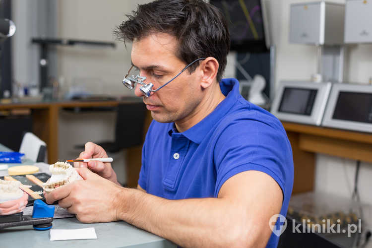 Implant zębowy, mimo wysokiej skuteczności leczenia implantologicznego, w rzadkich przypadkach może wymagać usunięcia i ponownego leczenia