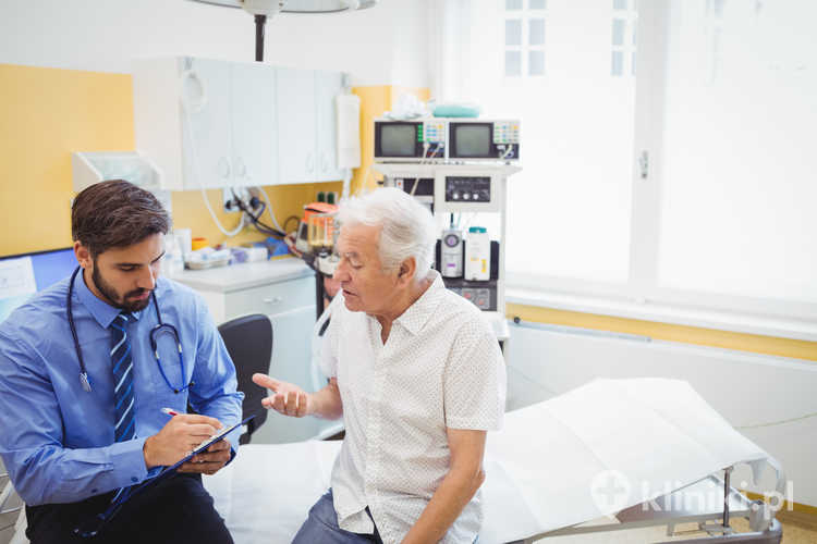 Konsultacja chirurgiczna obejmuje ocenę wyników badań diagnostycznych oraz badanie fizykalne pacjenta