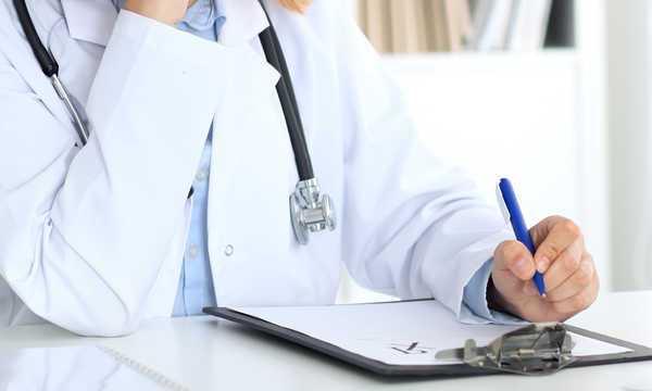 Konsultacja chirurgiczna polega na szczegółowym wywiadzie lekarskim dotyczącym objawów, dotychczasowego leczenia oraz chorób współistniejących