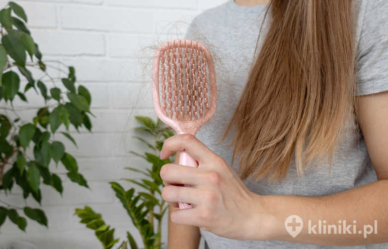 Łysienie telogenowe nie prowadzi do trwałego uszkodzenia mieszków włosowych, dlatego w większości przypadków włosy odrastają