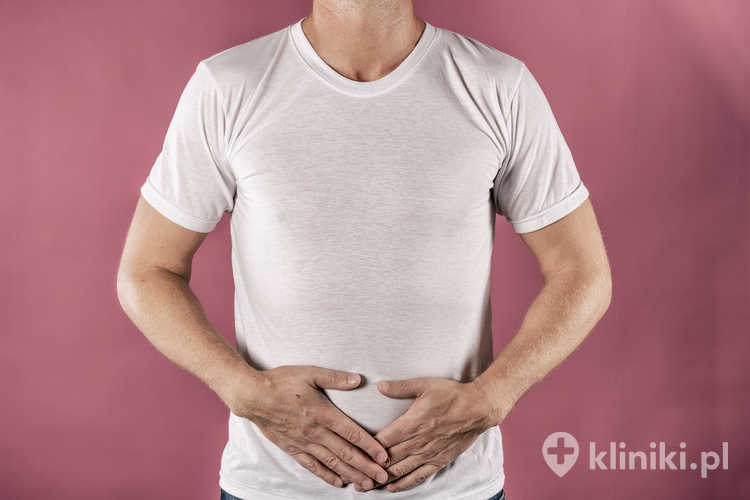 Rekomendacje po zabiegu usunięcia przepukliny pępkowej podkreślają znaczenie regularnej kontroli rany operacyjnej i dbania o jej prawidłową higienę