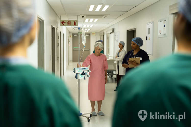 Zalecenia po operacji przepukliny pępkowej wskazują na konieczność stopniowego powrotu do aktywności fizycznej, zgodnie z zaleceniami lekarza prowadzącego