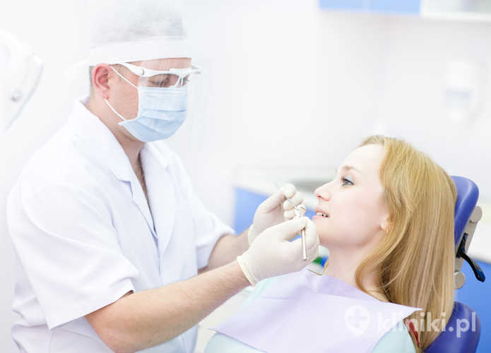 Implanty zębów są bezpieczne, jeśli pacjent przestrzega zaleceń pooperacyjnych i regularnie zgłasza się na kontrole stomatologiczne