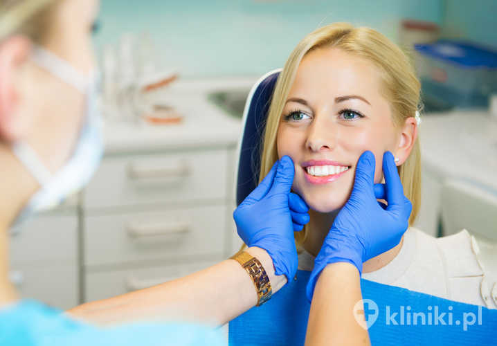 Implanty zębowe są uznawane za bezpieczne rozwiązanie protetyczne, o ile zabieg wykonywany jest przez doświadczonego lekarza i po właściwej kwalifikacji pacjenta