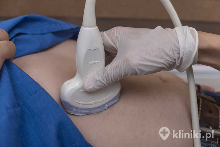 Konsultacja przed zabiegiem urologicznym obejmuje analizę dokumentacji medycznej, wyników badań oraz listy przyjmowanych leków