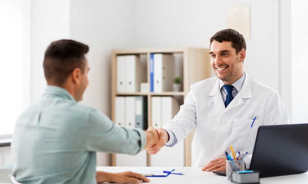 Konsultacja przed zabiegiem urologicznym pozwala lekarzowi dokładnie ocenić stan zdrowia pacjenta i zaplanować bezpieczne leczenie operacyjne