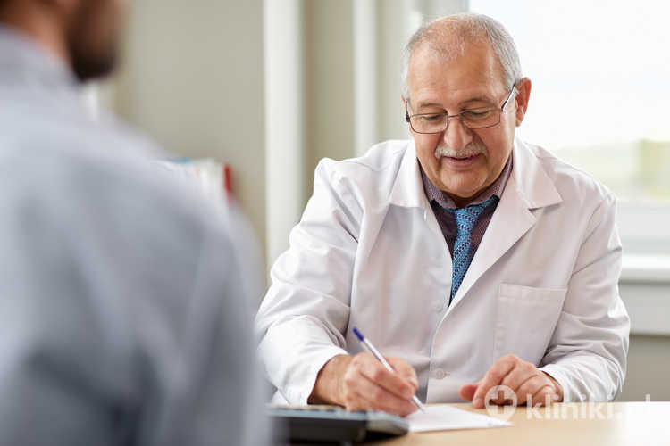 Konsultacja przedzabiegowa u urologa umożliwia omówienie szczegółów planowanego zabiegu, rodzaju znieczulenia oraz możliwych korzyści i powikłań