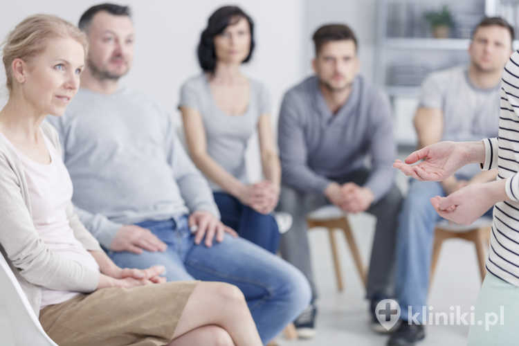 Leczenie psychoterapeutyczne alkoholizmu często łączy terapię indywidualną z terapią grupową, co sprzyja wymianie doświadczeń i wsparciu społecznemu